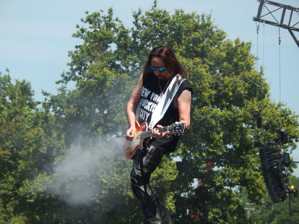 Ace Frehley live mit Gitarre — KISS-Gründungsgitarrist beim Hellfest 2015
