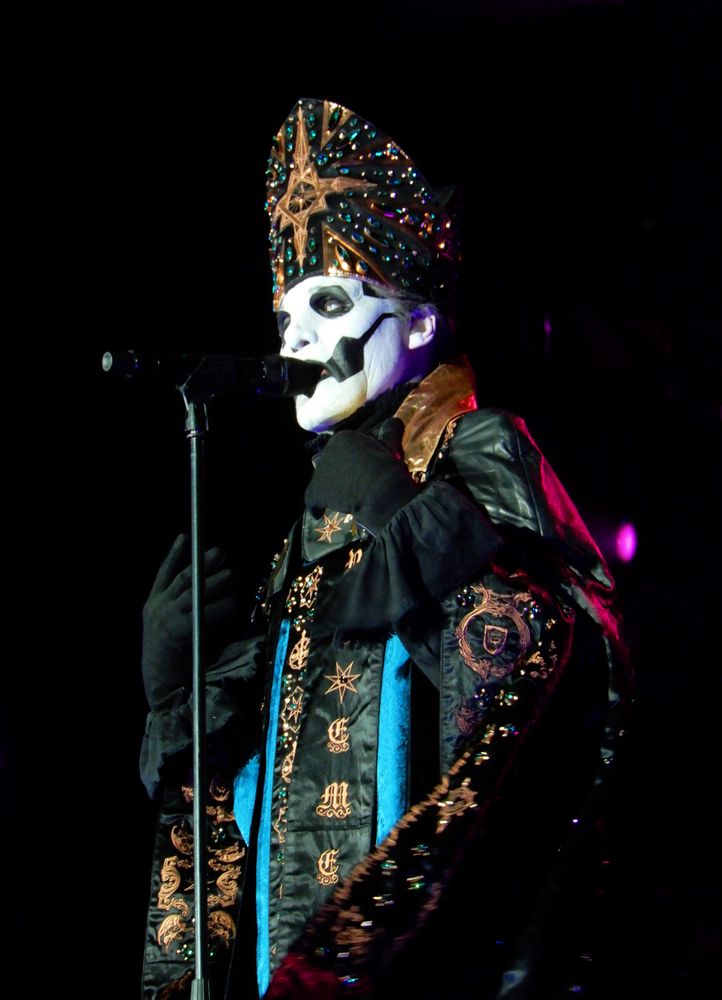 Ghost-Mastermind Tobias Forge live auf dem Hellfest 2022