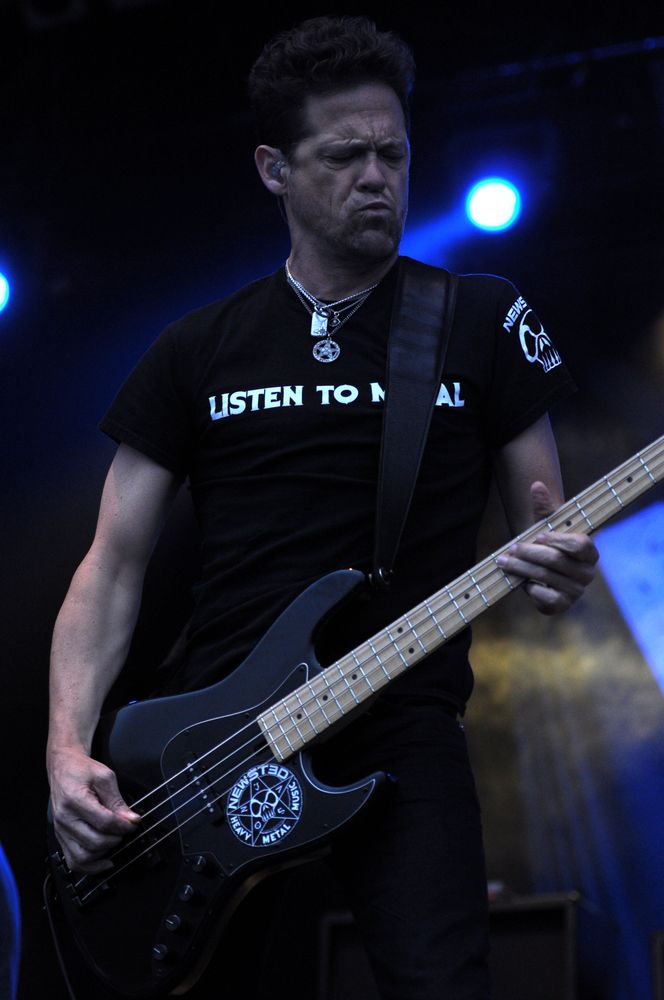 Jason Newsted live am Bass