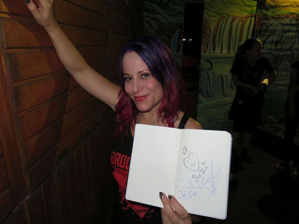 Jennifer Finch, Bassistin von L7, nach einem Konzert in Köln