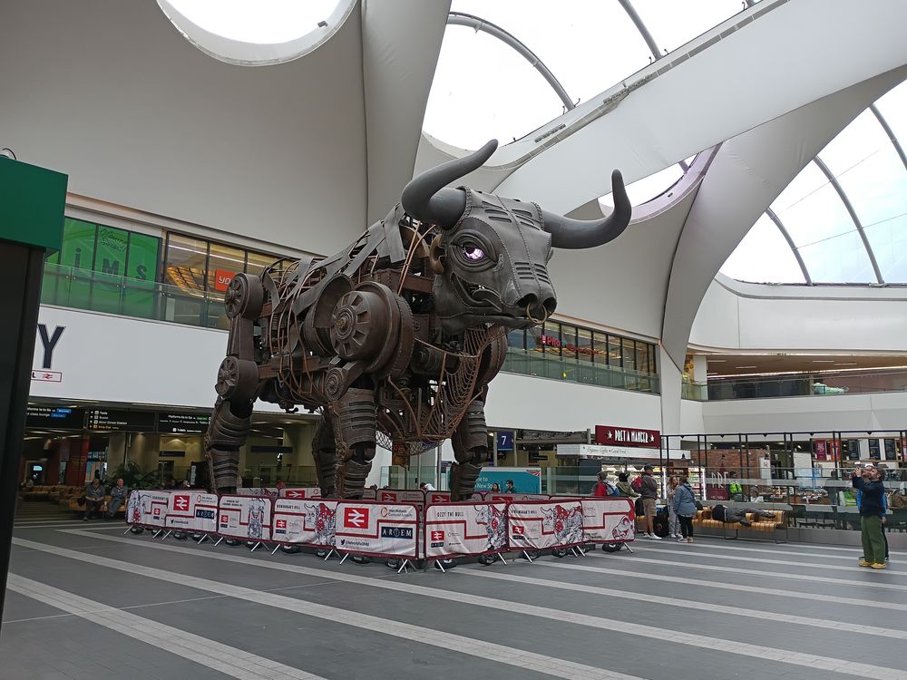 Ozzy Day Birmingham – Skulptur Ozzy the Bull am Bahnhof New Street