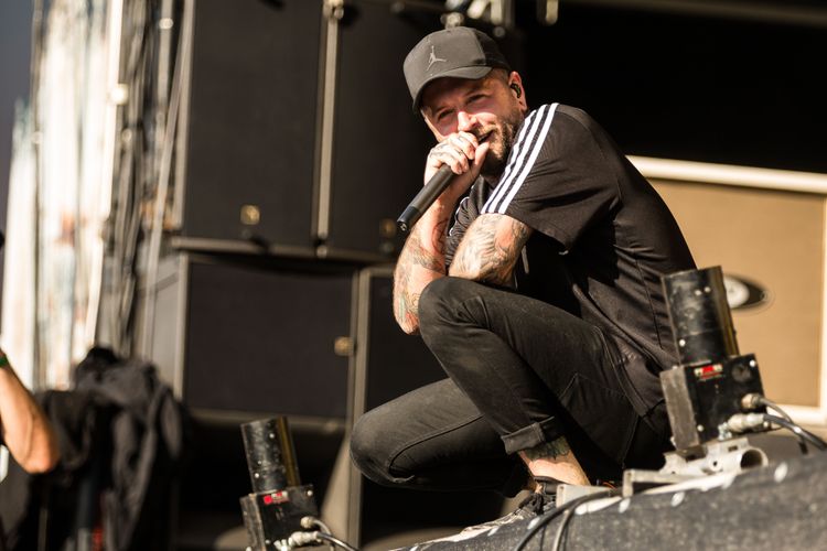 Bury Tomorrow Metalcore-Band live auf der Bühne