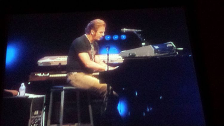 Jonathan Cain von Journey live am Keyboard